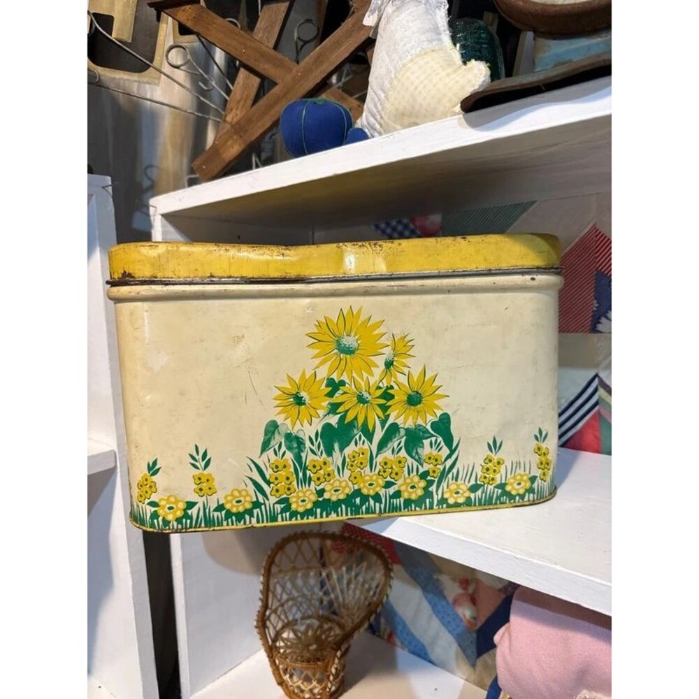 Daisy breadbox